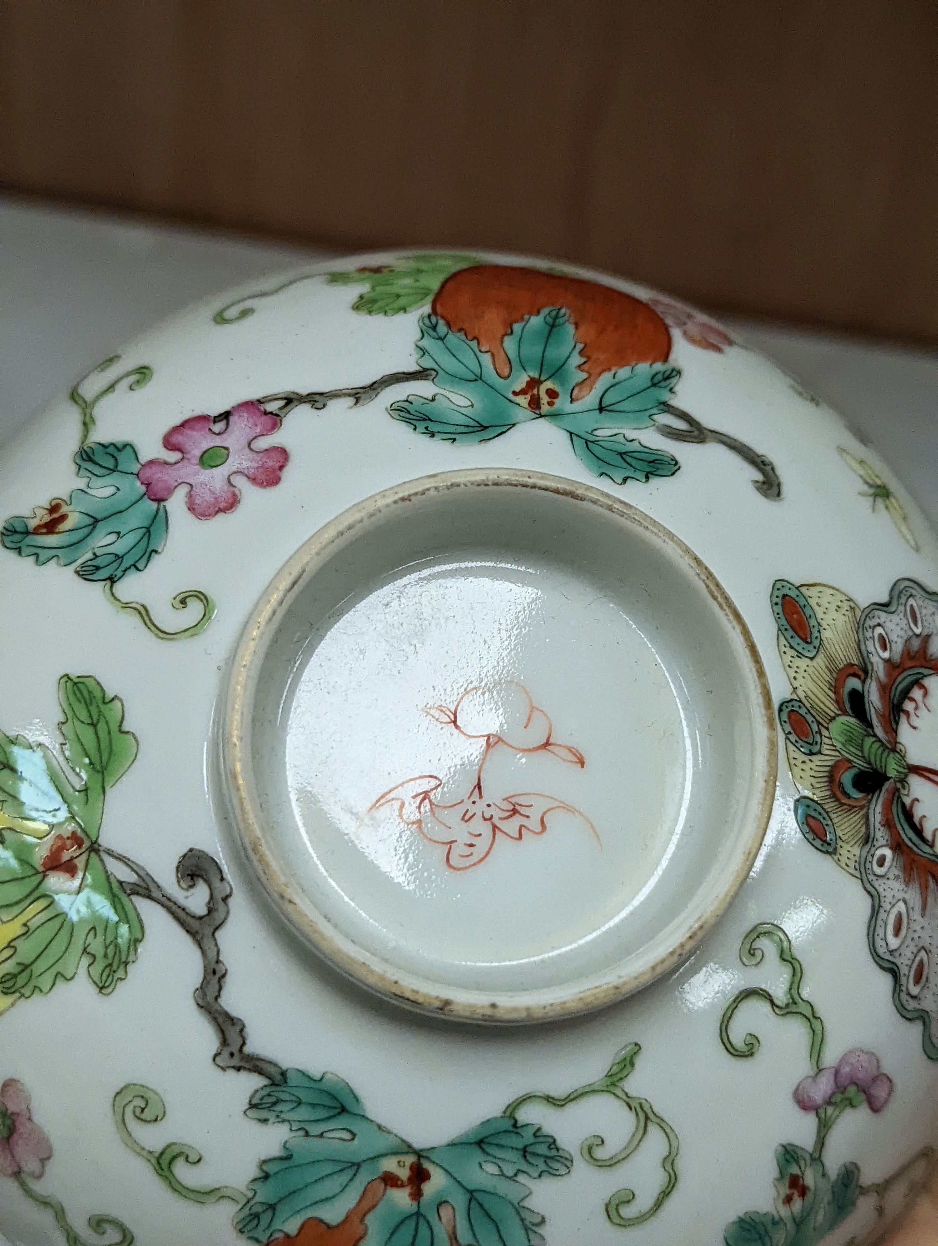 A Chinese famille rose bowl and cover, Xianfeng / Tongzhi period, unusually painted inside 14cm diameter